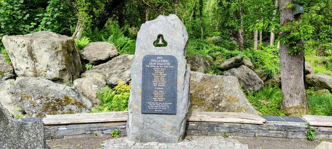 The commemorative monument at the start of the footpath listing the dead of the 1925 disaster.